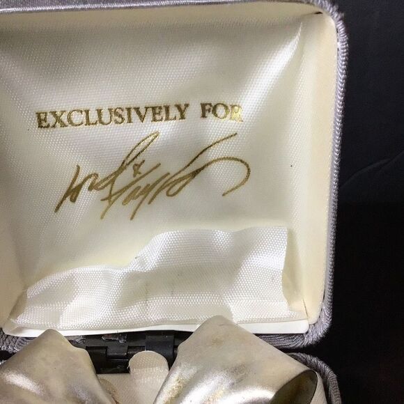 Brooch vintage silver tone bow brooch with rhinestone center piece - Picture 3 of 3